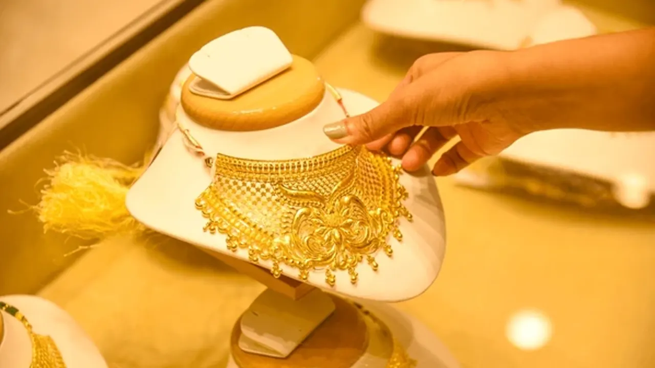 বড় পতনের পর আজ থেকে নতুন দামে স্বর্ণ বিক্রি শুরু