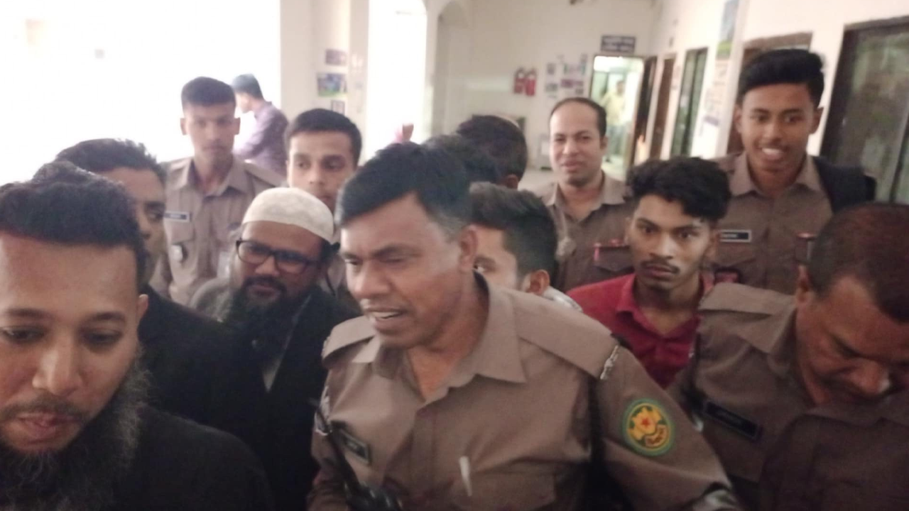 ধানমন্ডিতে ফুল দিয়ে গ্রেপ্তার ৩ শিক্ষার্থী আড়াই মাস আগের মামলায় কারাগারে