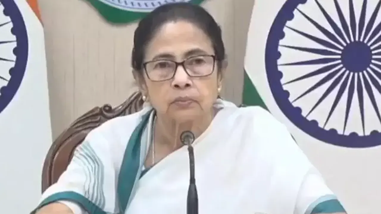 বাংলাদেশের উদাহরণ টেনে ভারতের নির্বাচন কমিশনকে কটাক্ষ মমতার