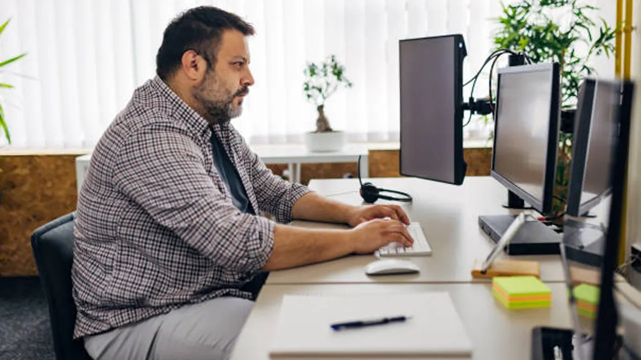 ডেস্কে বসে কাজ করে ওজন বাড়ছে? যেসব লক্ষণ দেখলে সতর্ক হবেন