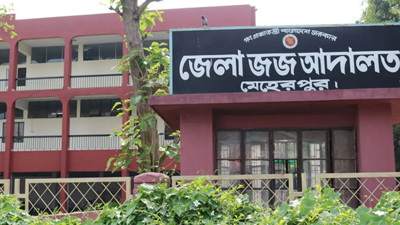 বিচার চলাকালে আদালতে পাথর নিক্ষেপ