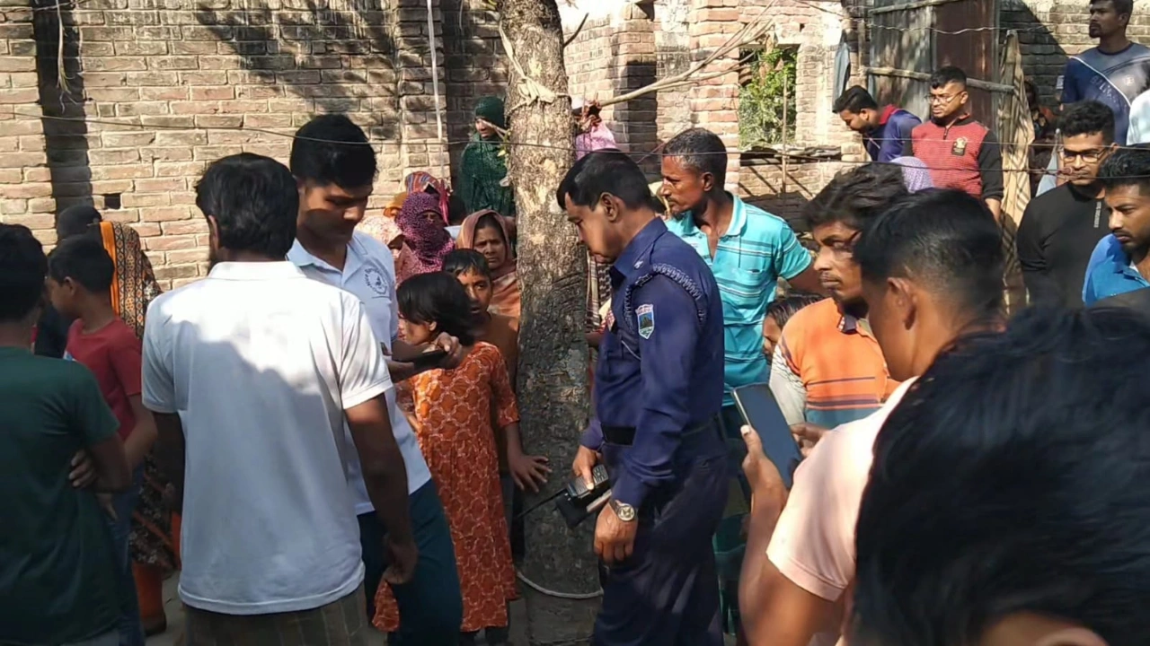 নেশার টাকার জন্য বাবাকে কুপিয়ে হত্যা করল ছেলে