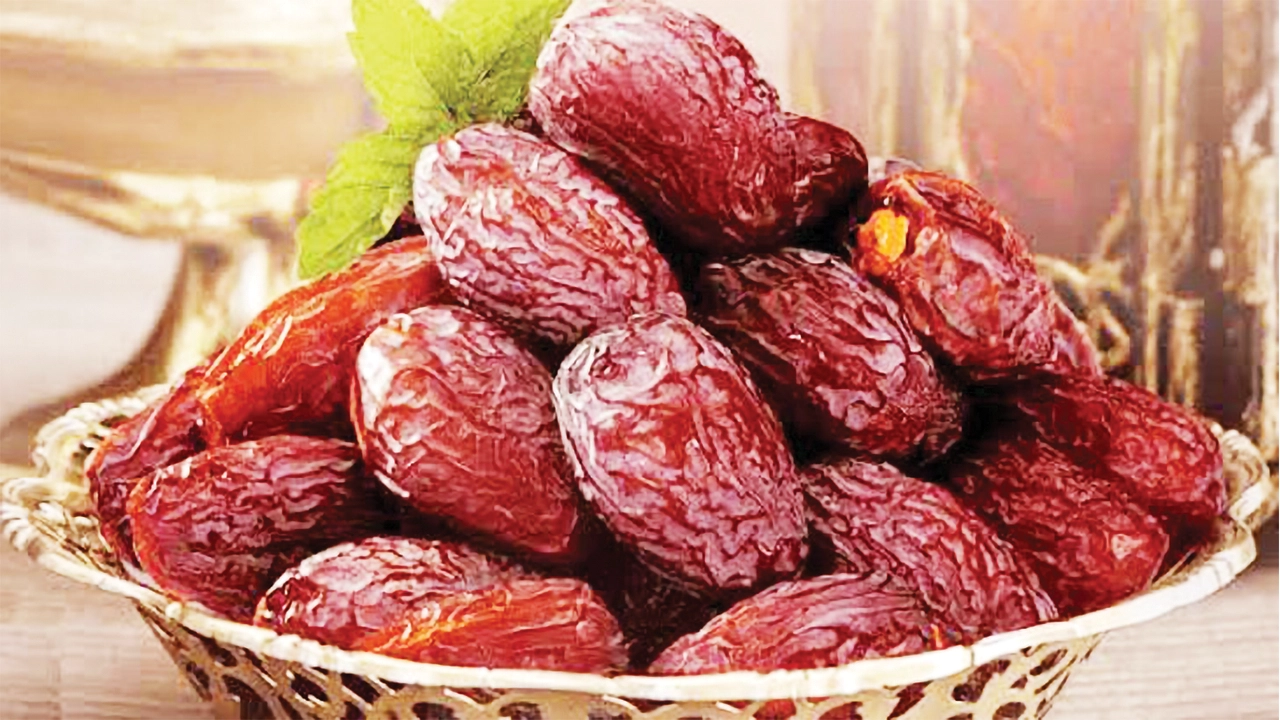 ইফতারে খেজুর রাখুন