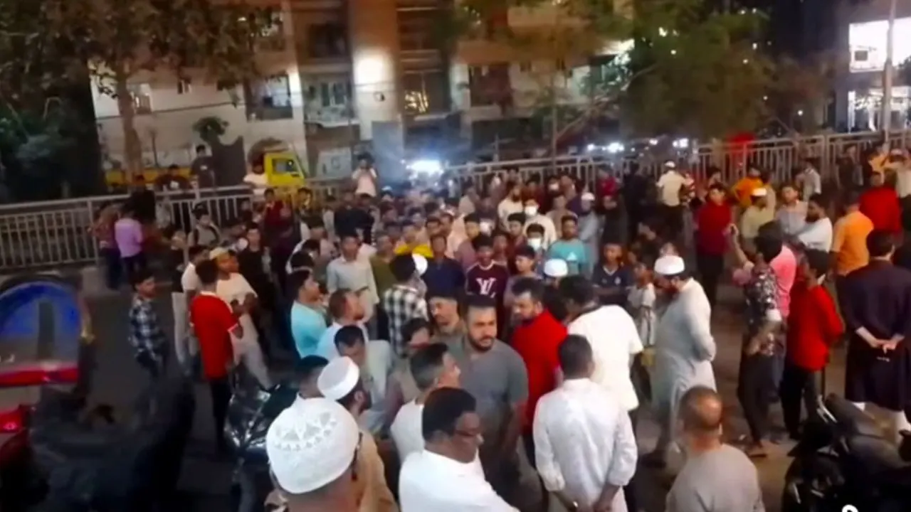 মোহাম্মদপুরে থানা ঘেরাও করে জনতার বিক্ষোভ