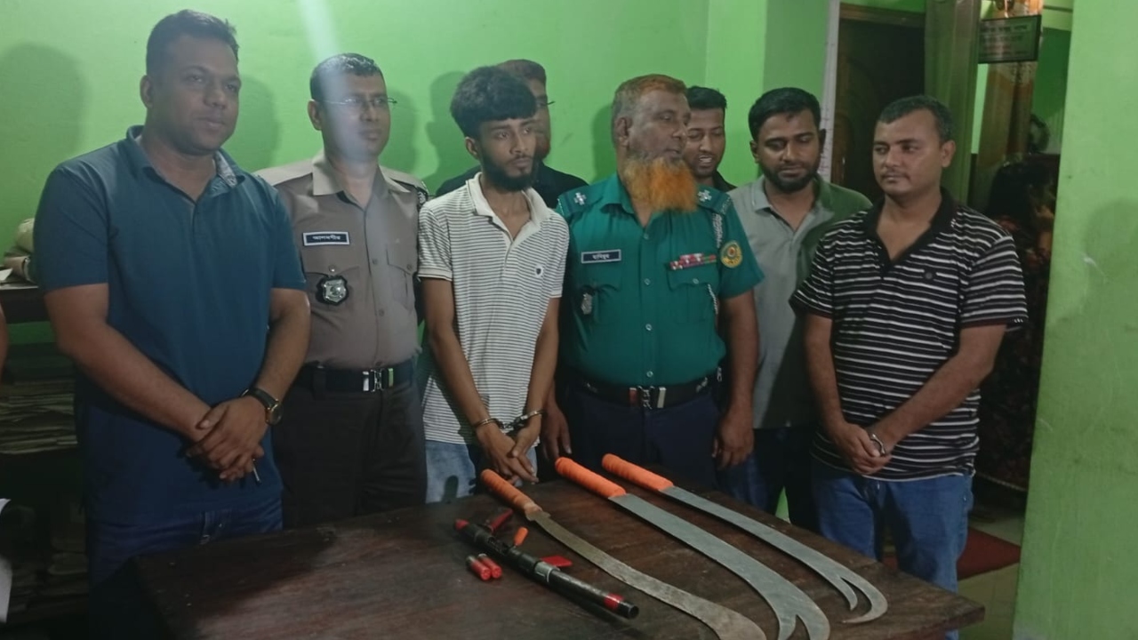 ক্ষেতের ভেতর থেকে পাইপগান-রামদাসহ যুবক গ্রেপ্তার