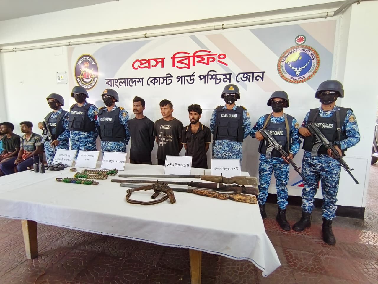সুন্দরবনে কোস্টগার্ডের সাথে বনদস্যু করিম শরীফ বাহিনীর বন্দুকযুদ্ধ, অস্ত্রসহ আটক ৩
