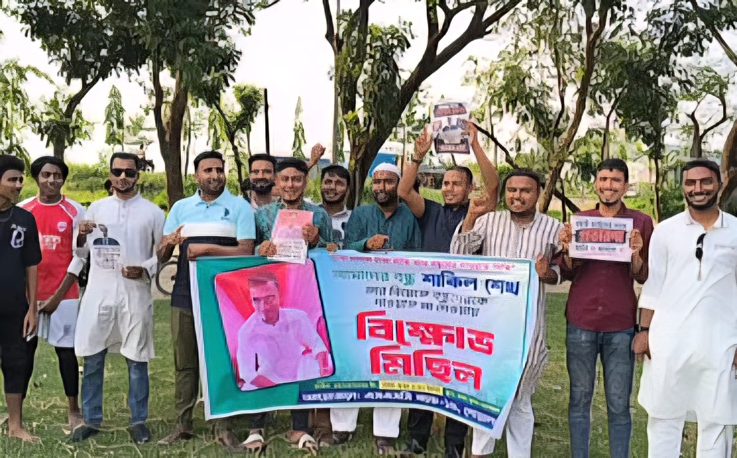 বিয়েতে দাওয়াত না পেয়ে ব্যানার-ফেস্টুন হাতে বন্ধুদের ‘বিক্ষোভ’