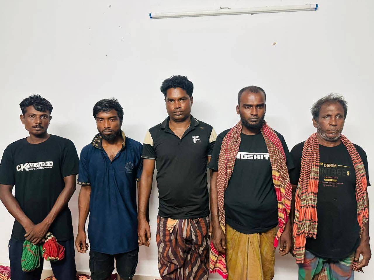 সুন্দরবনের ত্রাস বনদস্যু সুমন বাহিনীর আত্মসমর্পন