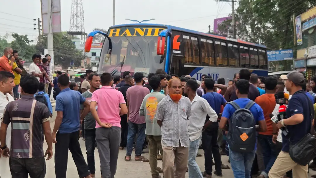 নওগাঁয় দেশব্যাপী দূরপাল্লার বাস চলাচল বন্ধ