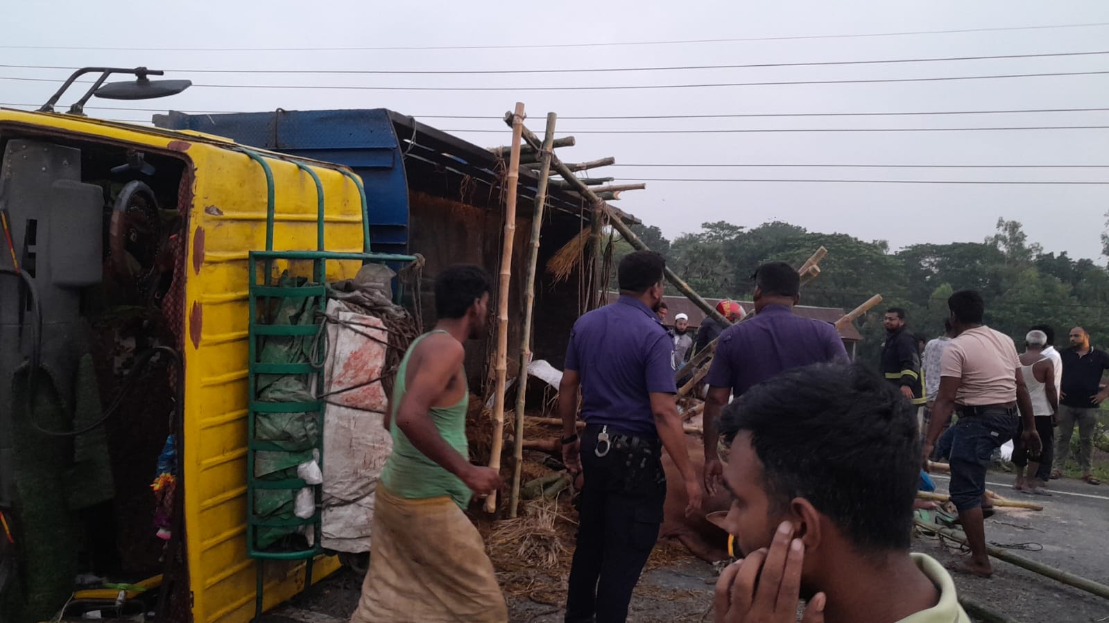 মানিকগঞ্জে গরুবাহী ট্রাক–মোটরসাইকেলের সংঘর্ষে নিহত ১, আহত অন্তত ৮