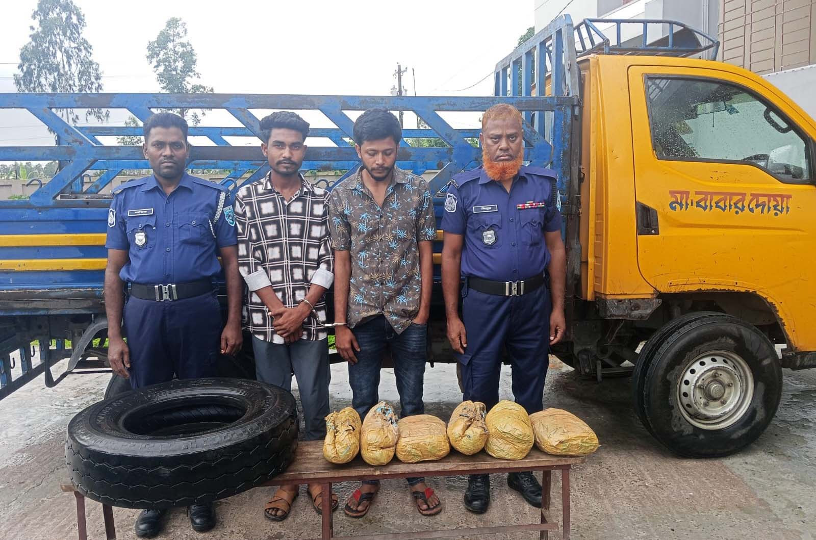দিনাজপুরে ৬ কেজি গাঁজাসহ ব্যবসায়ী ও পিকআপ চালক গ্রেপ্তার
