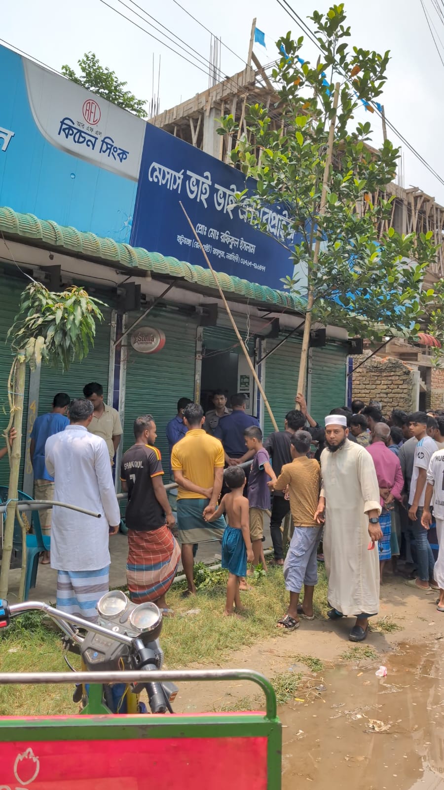 স্ত্রী গিয়ে দেখলেন দোকানে পড়ে আছে স্বামীর রক্তাক্ত মরদেহ
