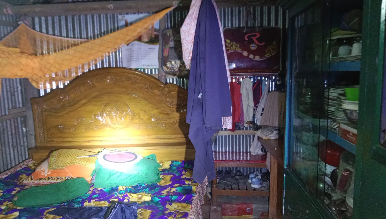 শিরোনাম: শিবপুরে প্রবাসীর বাড়িতে হামলা-ভাঙচুর ও লুটপাটের অভিযোগ