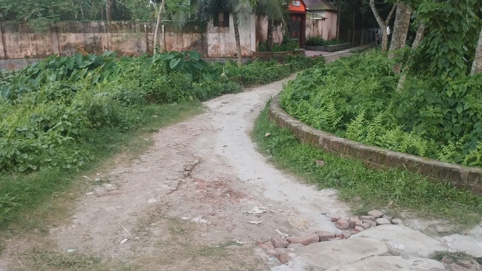 কাজ না করেই বিল তোলার অভিযোগে ফের শুরু রাস্তার নির্মাণকাজ
