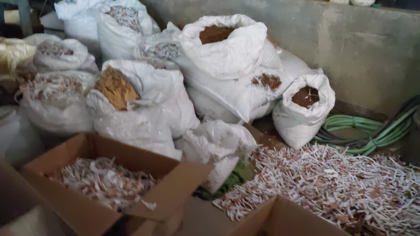 ৫ ঘণ্টার অভিযানে মোরেলগঞ্জে ১০ লাখ নকল সিগারেট ও চোরাইকৃত যন্ত্রাংশ উদ্ধার