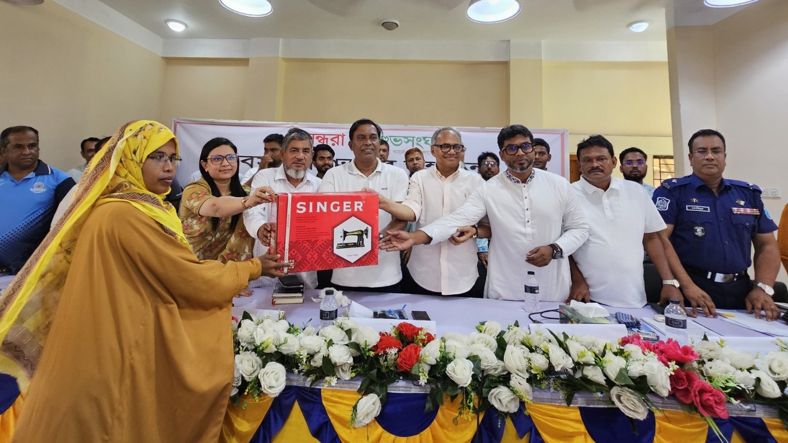 মানবিক উদ্যোগে স্বাবলম্বী হওয়ার সুযোগ পেলেন ৩০ অসচ্ছল নারী
