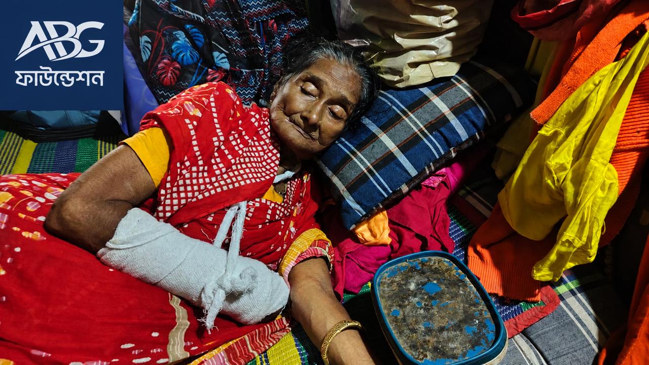 চিকিৎসা ব্যয় নিয়ে দুশ্চিন্তা দূর, সহায়তা পেলেন কাঙালিনী সুফিয়া