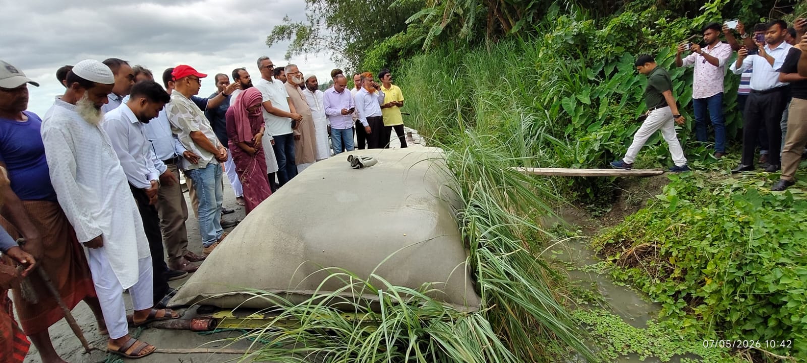 কালীগঙ্গার ভাঙন ঠেকাতে চর শিমুলিয়ায় জিও ব্যাগ ফেলা শুরু