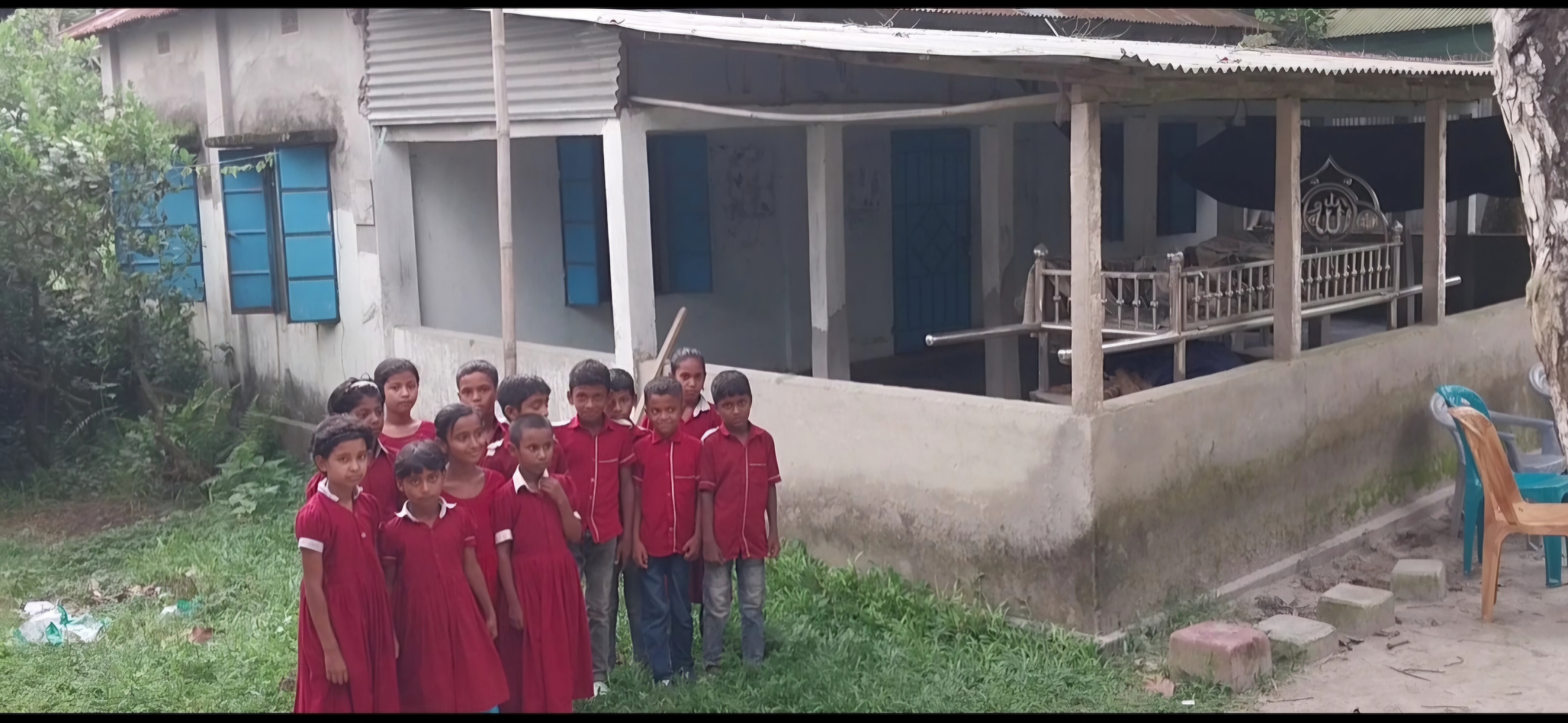 চার বছর ধরে মসজিদের মক্তবে চলছে পাঠদান