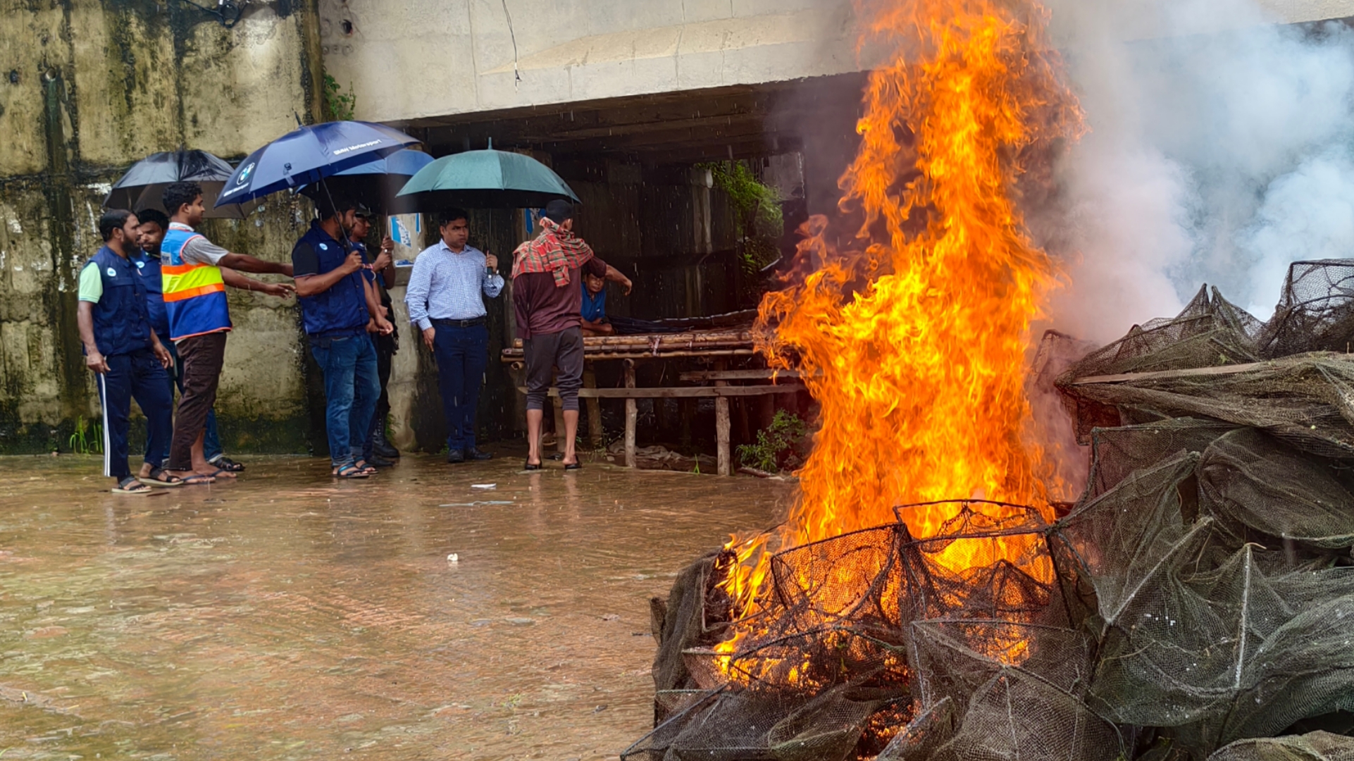 চেঙ্গী নদীতে রাতের অভিযানে দুই লাখ টাকার নিষিদ্ধ রিং জাল জব্দ