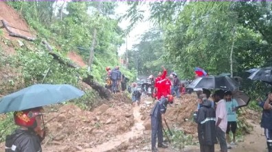 বান্দরবান-চট্টগ্রাম সড়কে পাহাড়ধস