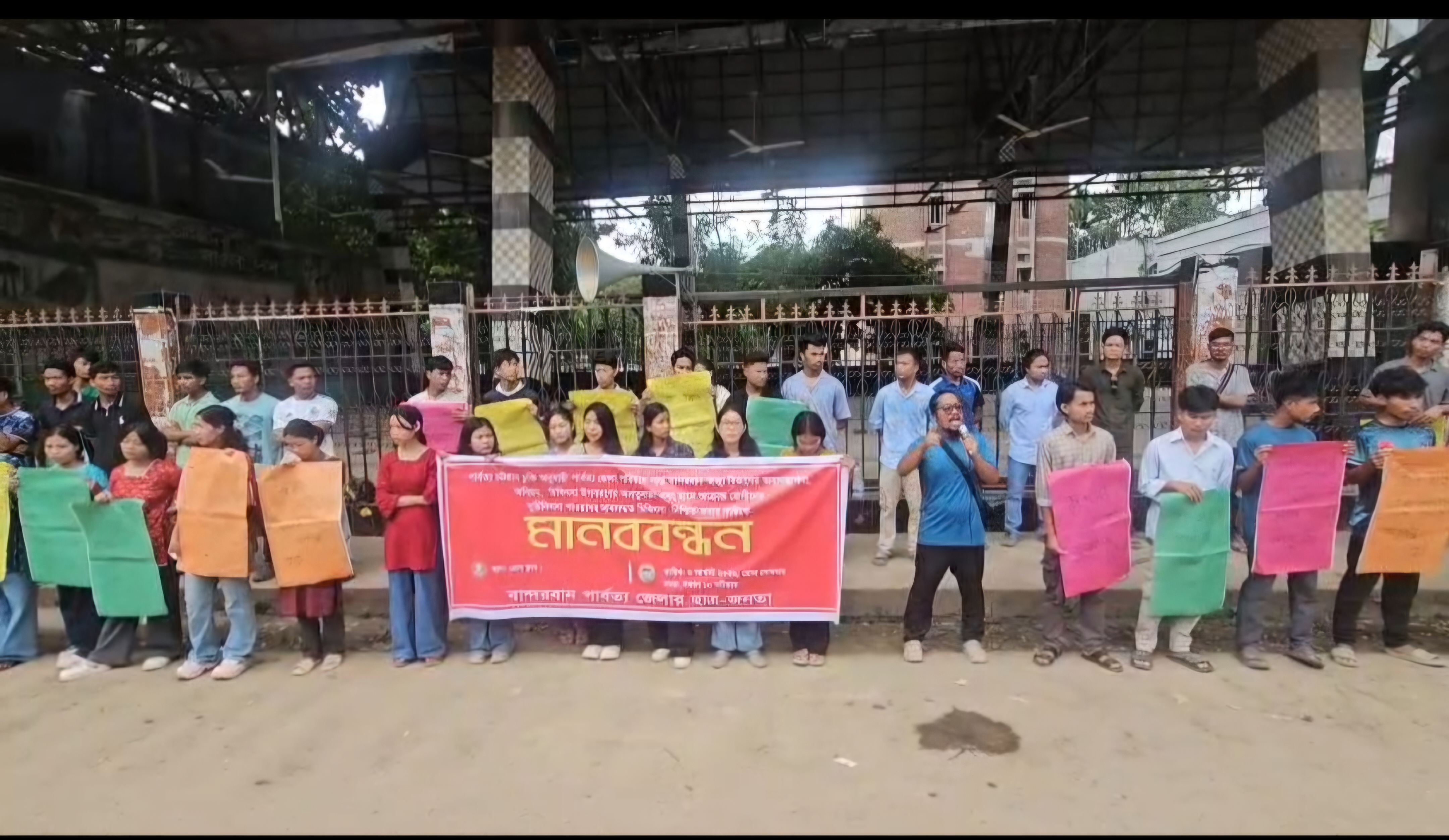 বান্দরবানে স্বাস্থ্য বিভাগের অনিয়ম-দুর্নীতির অভিযোগে মানববন্ধন, জেলা পরিষদ চেয়ারম্যানের কাছে স্মারকলিপি