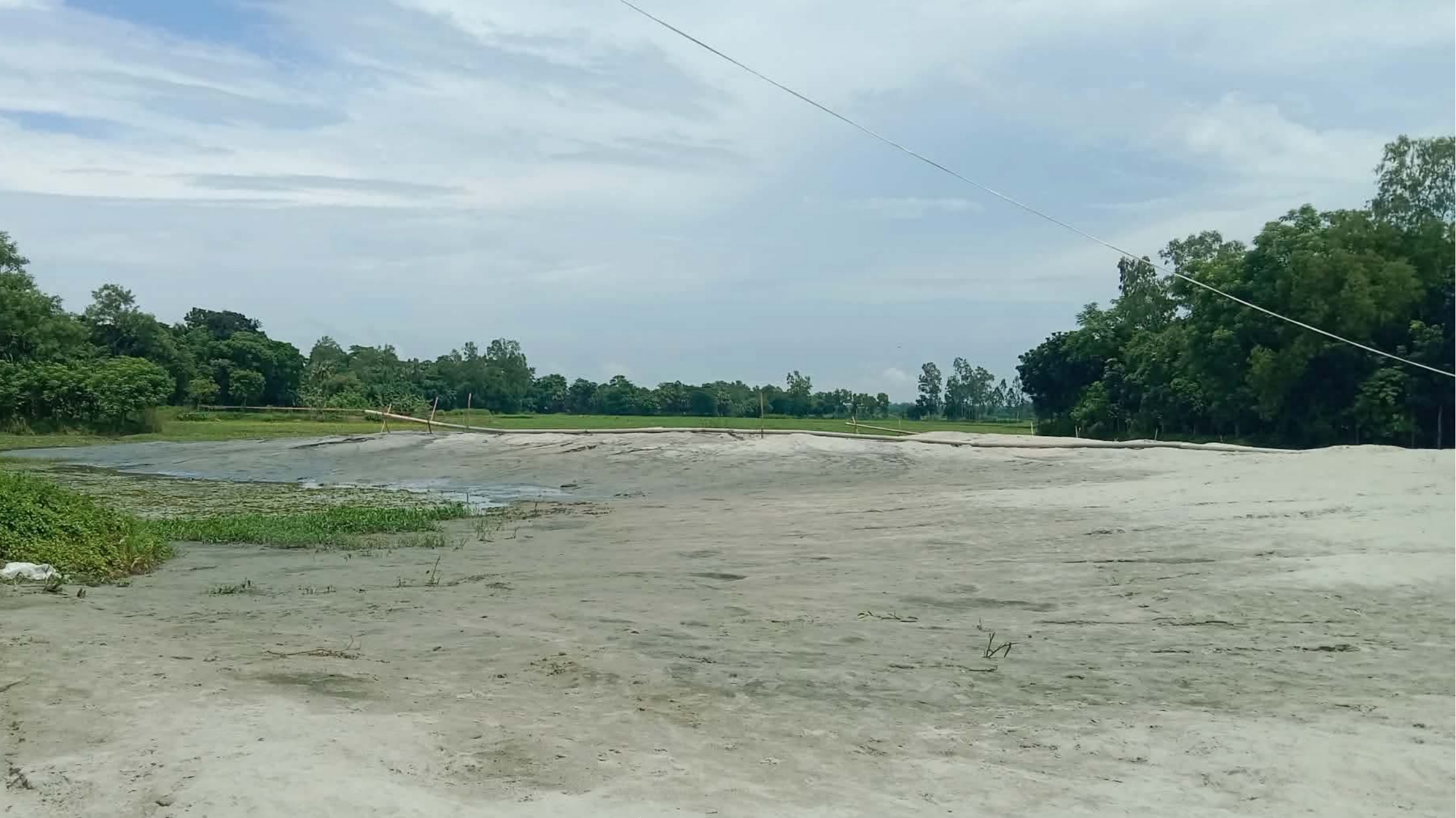 শিবপুরের বিলসরনে বিএনপি নেতাদের ‘শেল্টারে’ কৃষিজমিতে জোরপূর্বক বালু ভরাটের অভিযোগ