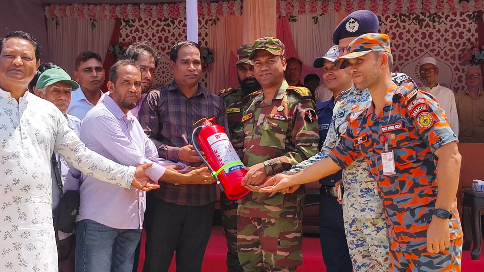 মহালছড়ি বাজারে অগ্নিনির্বাপণ ব্যবস্থা উদ্বোধন, সেনাবাহিনীর সচেতনতামূলক মহড়া