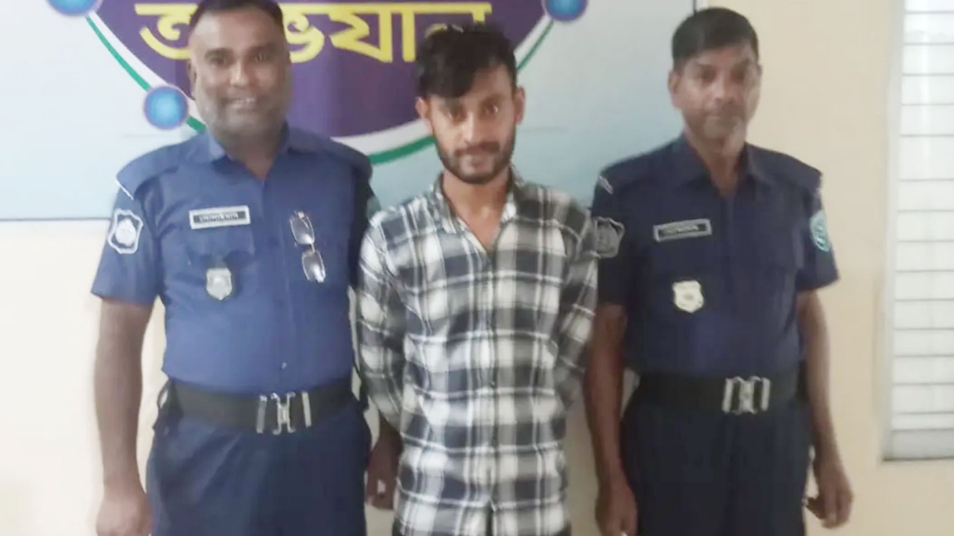 নীলফামারীতে মাদকাসক্ত ছেলেকে পুলিশের হাতে তুলে দিলেন বাবা