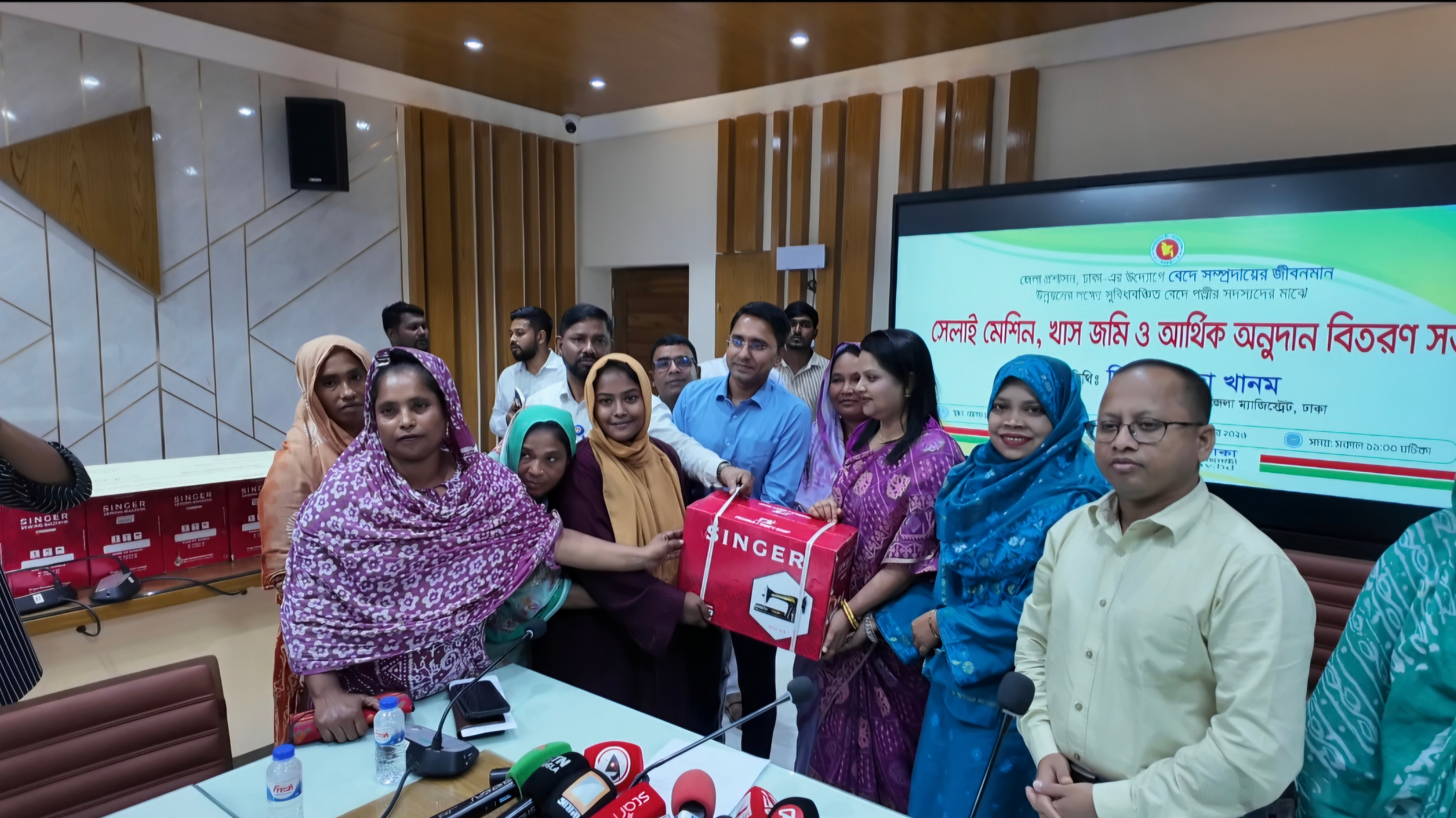 ধামরাইয়ে বেদে সম্প্রদায়ের জীবনমান উন্নয়নে জেলা প্রশাসনের উদ্যোগ
