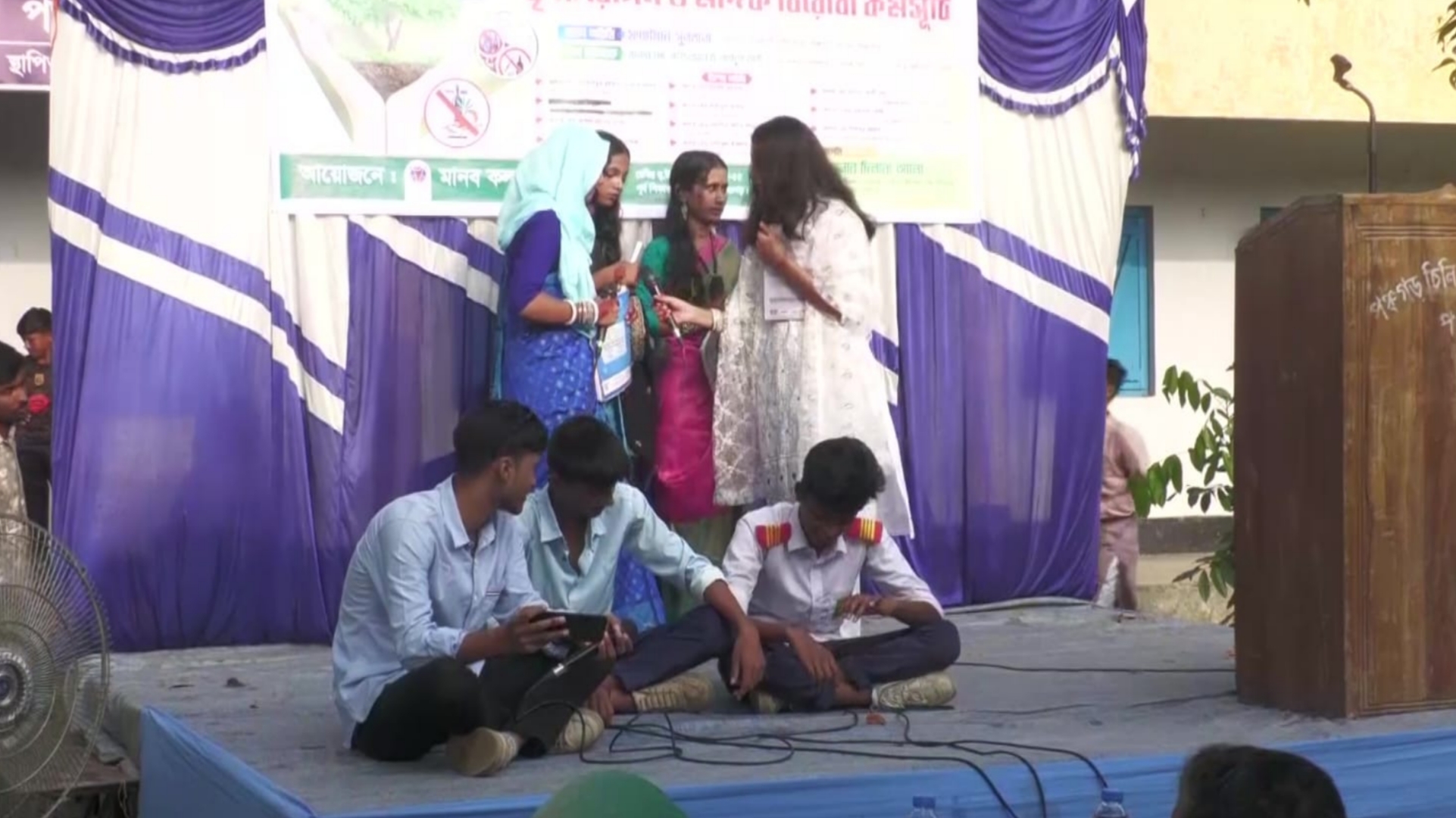 পঞ্চগড়ে অভিনয়ে বাল্যবিবাহ-মাদকের ভয়াবহতা তুলে ধরলেন তরুণেরা