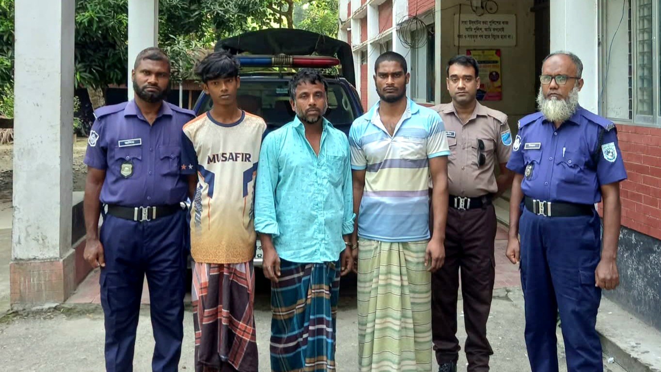 দৌলতপুরে হিন্দু বাড়ি থেকে পূজার সামগ্রী চুরি, গ্রেপ্তার ৩