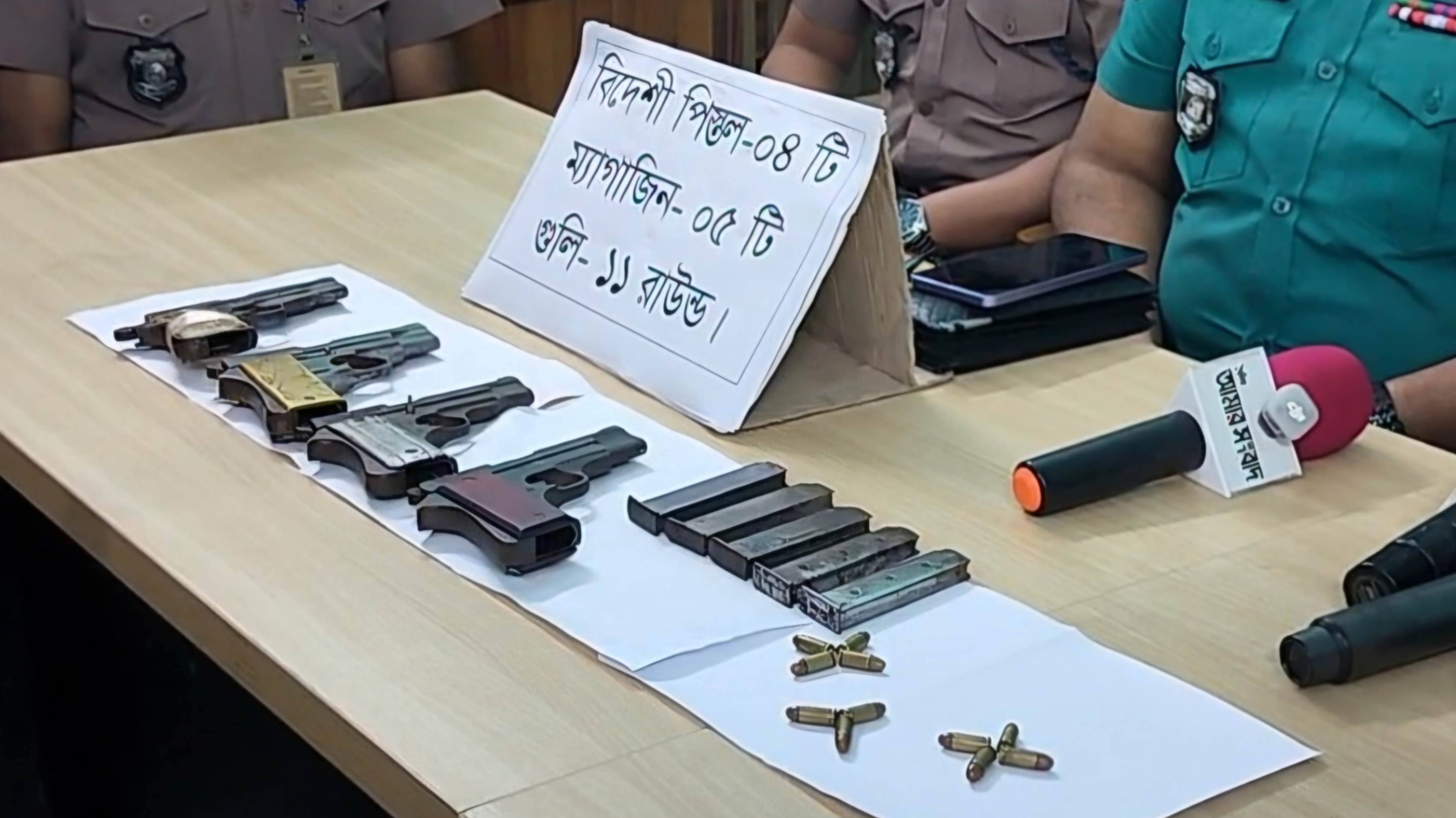 খুলনায় শীর্ষ সন্ত্রাসীর বাসায় ডিবির অভিযান, অস্ত্র-গুলিসহ যুবক আটক