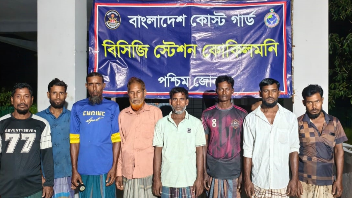 বঙ্গোপসাগরে ইঞ্জিন বিকল, ভাসতে থাকা ৮ জেলেকে জীবিত উদ্ধার করল কোস্ট গার্ড