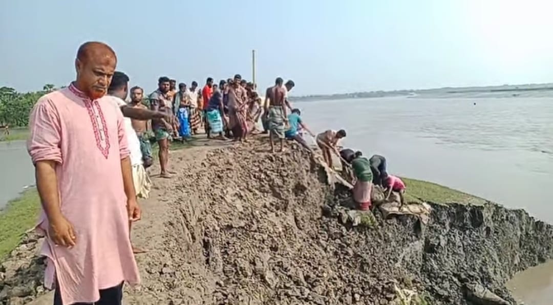 ভাঙনের মুখে আশাশুনির বেড়িবাঁধ, ১২ গ্রাম প্লাবিত হওয়ার শঙ্কা