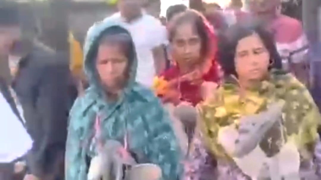 নাটোরে তিন নারীকে জুতার মালা পরিয়ে গ্রাম ঘোরানোর অভিযোগ