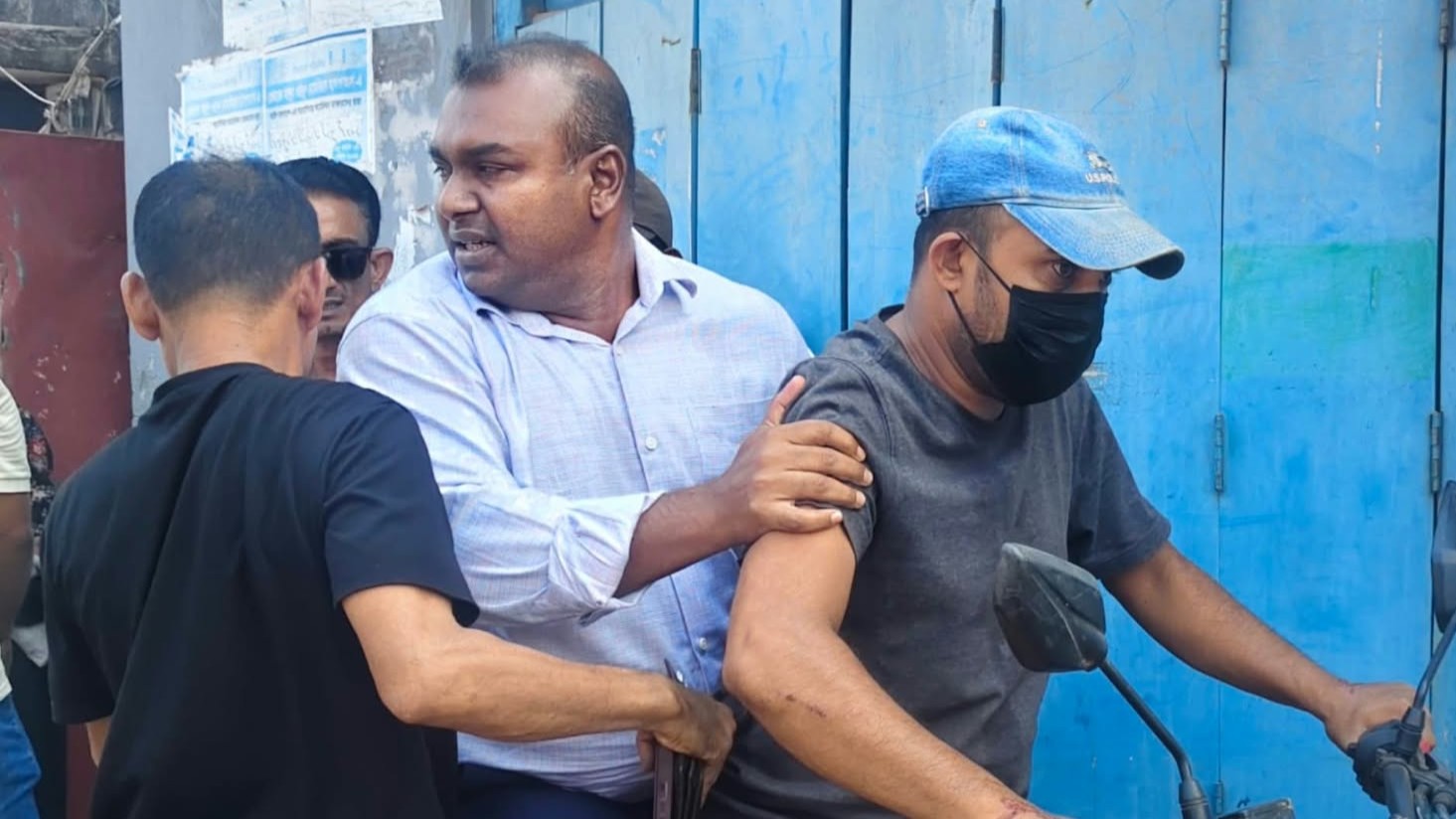 খুলনা সদর সাব-রেজিস্ট্রারকে তুলে নেওয়ার অভিযোগ, ঘণ্টাখানেক পর মুক্ত