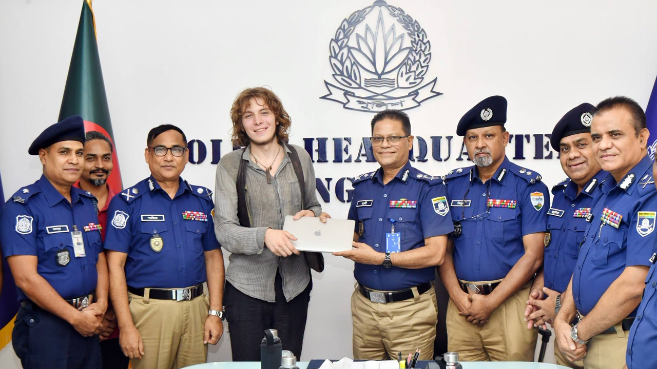নাটোরে হারানো জার্মান পর্যটকের ম্যাকবুক উদ্ধার