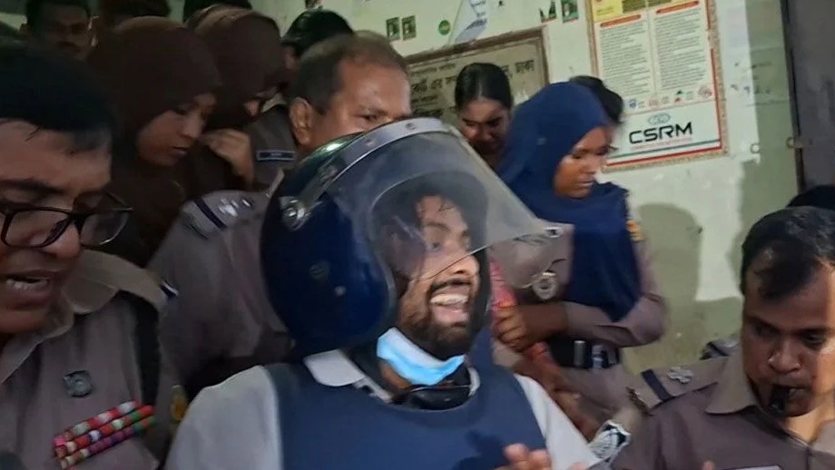 আয়াসের জামিন শুনানিতে আদালতে হাতাহাতি
