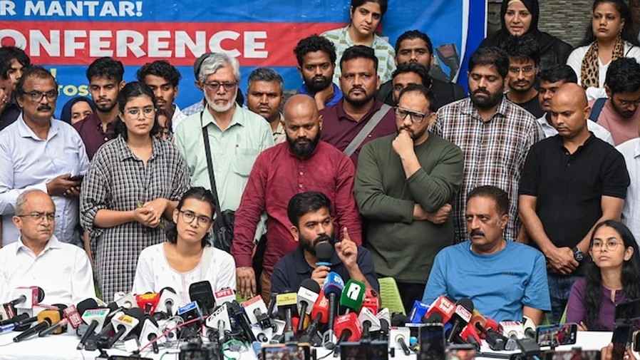 দিল্লিতে ককরোচ জনতা পার্টির বিক্ষোভে বাধা নেই