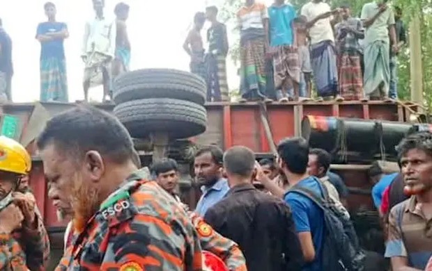 রৌমারীতে ট্রাকের ধাক্কায় ঝরল ৫ প্রাণ