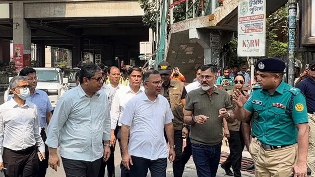 মিরপুরে ফুটপাতের পরিস্থিতি দেখতে প্রধানমন্ত্রীর সরেজমিন পরিদর্শন
