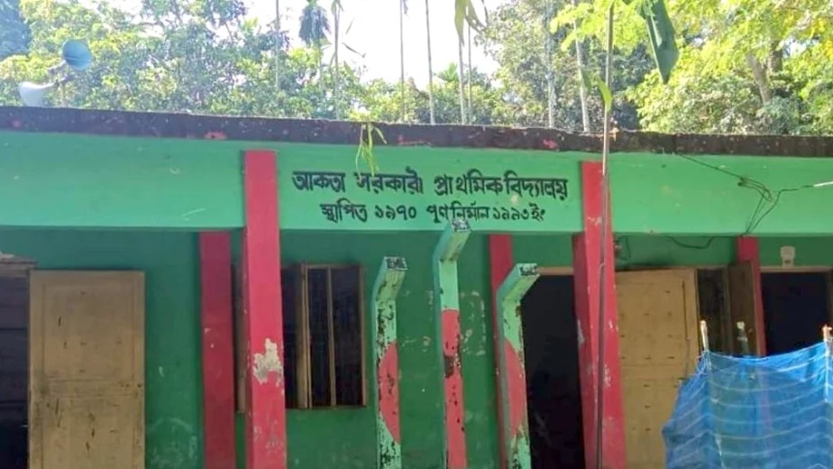 বিদ্যালয়ে ধস্তাধস্তির ঘটনায় শিক্ষক দম্পতির বদলি, দুই প্রান্তে দুই বিদ্যালয়