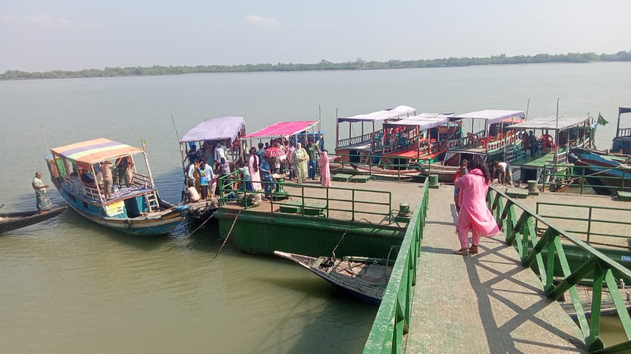পূজার ছুটিতে পর্যটকের পদচারণায় মুখর সুন্দরবনের সাতক্ষীরা রেঞ্জ, হাসি ফুটেছে স্থানীয়দের মুখে