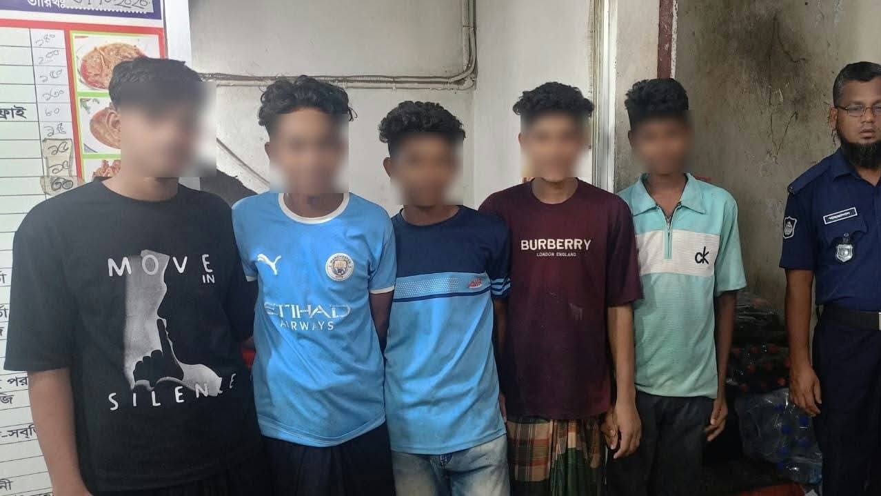 হোটেল কর্মচারীদের ‘কিশোর গ্যাং’ আখ্যা দিয়ে ছবি প্রচারের অভিযোগ পুলিশের বিরুদ্ধে