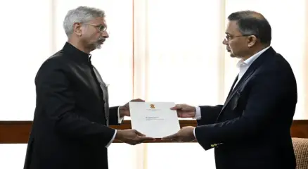 জয়শঙ্কর তারেক রহমানের হাতে ভারতের প্রধানমন্ত্রী নরেন্দ্র মোদির পাঠানো একটি চিঠি তুলে দেন