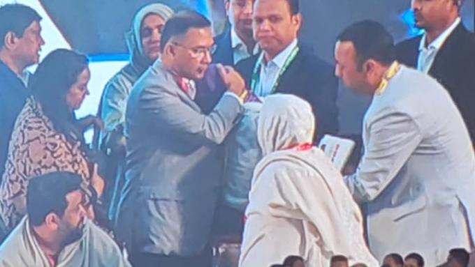 গুম, খুন ও নির্যাতনের শিকার ব্যক্তিদের পরিবারের সদস্যদের স্বান্তনা দিচ্ছেন তারেক রহমান।