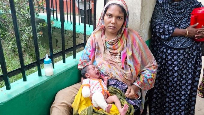 মাদকাসক্ত মায়ের কোলে নবজাতক